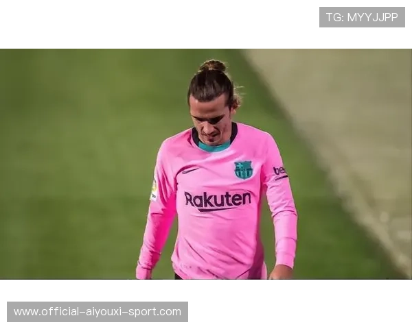 格列兹曼染粉色头发亮相，全队合照他最抢眼